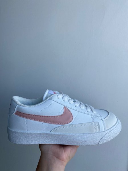 NIKE WHITE AND PINK 